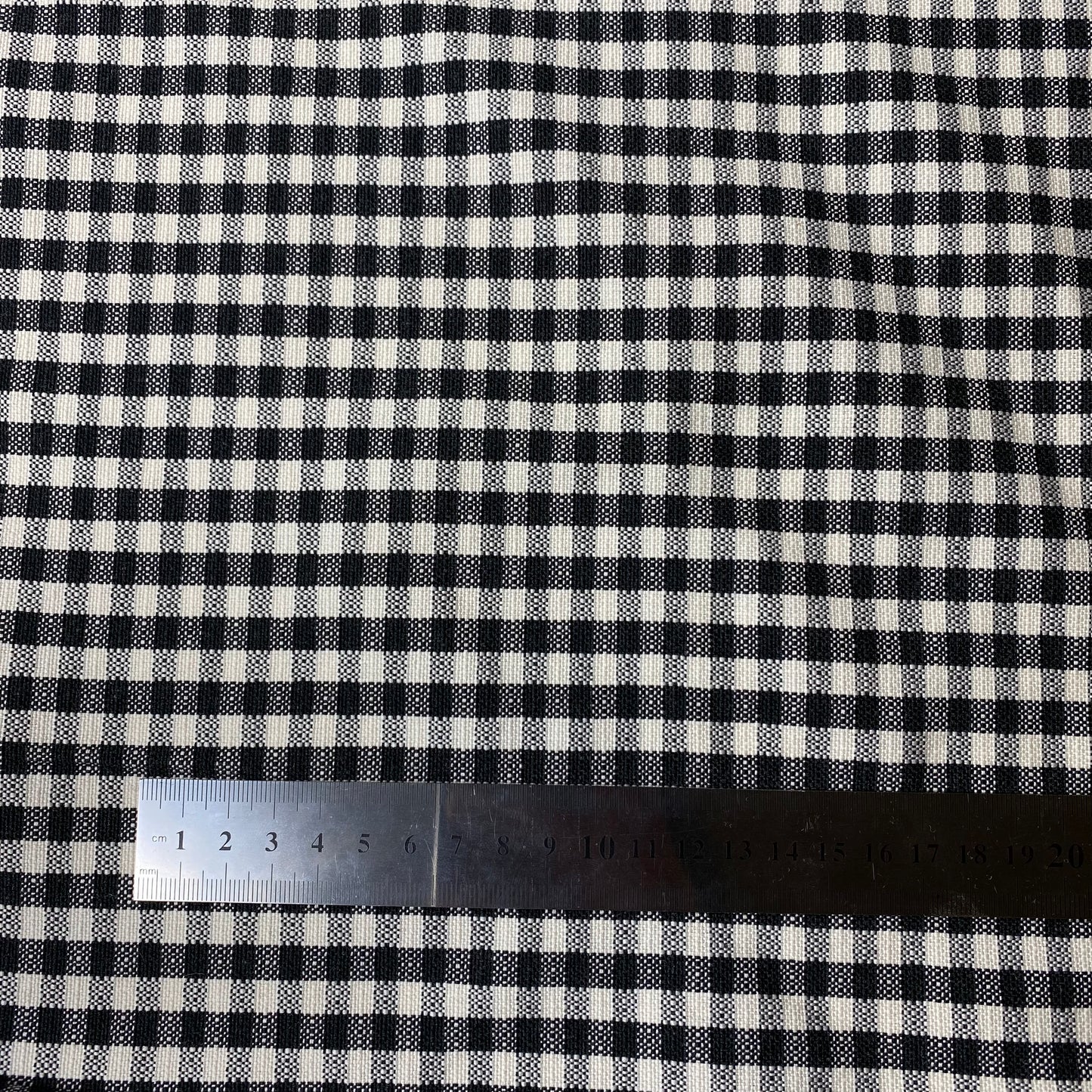 Granja tipo tweed con cuadros blancos y negros