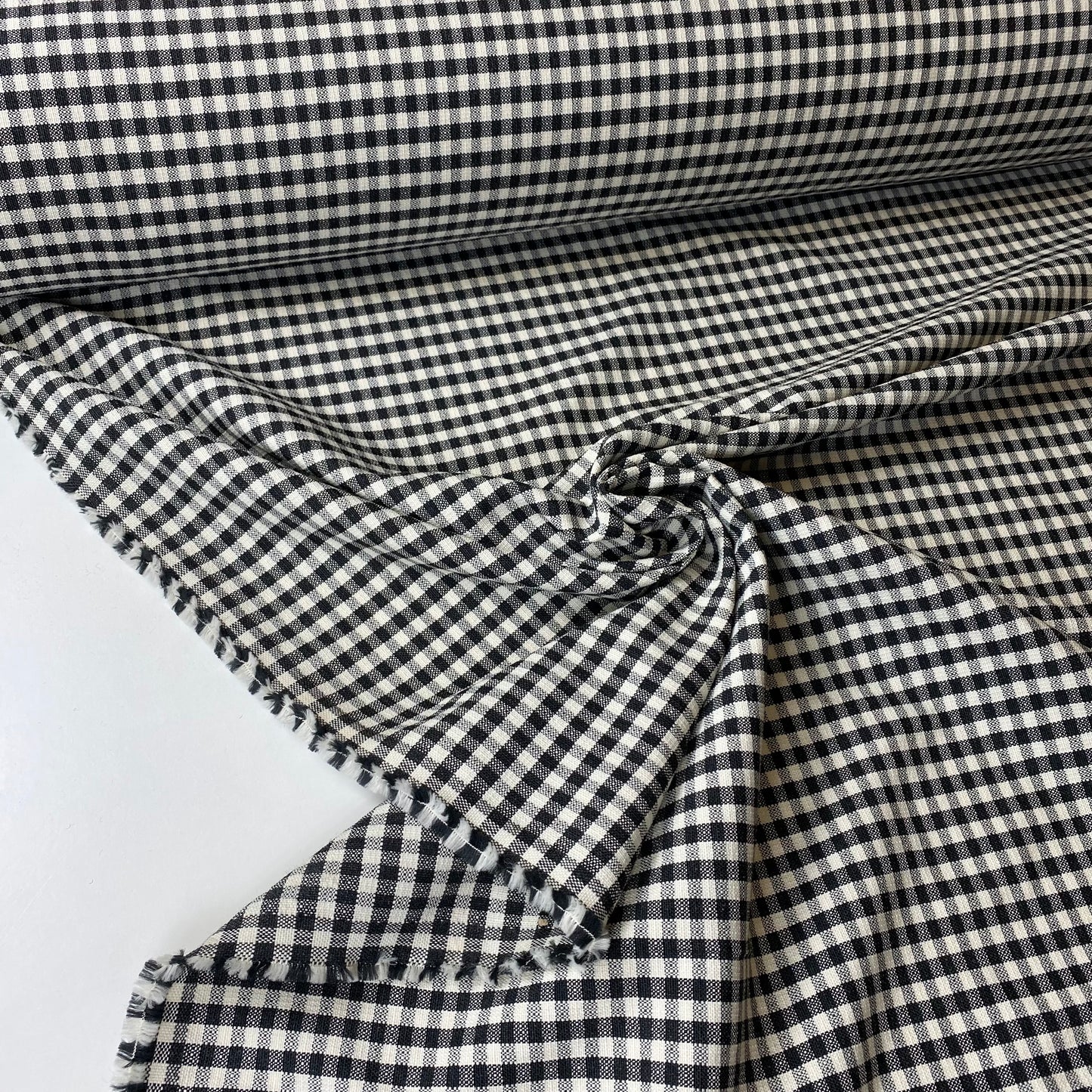 Granja tipo tweed con cuadros blancos y negros