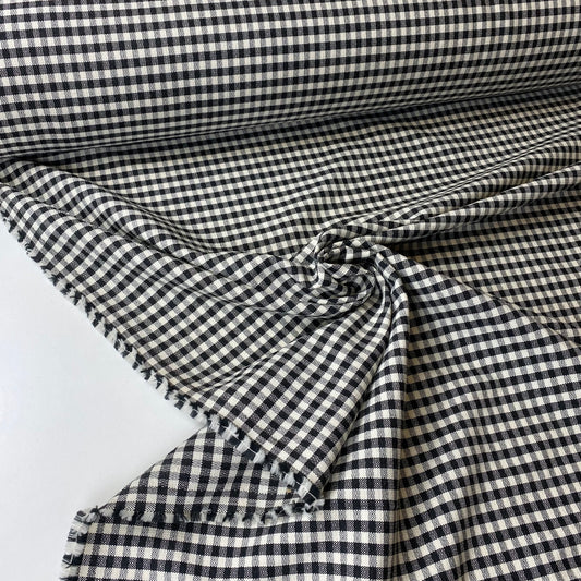 Granja tipo tweed con cuadros blancos y negros