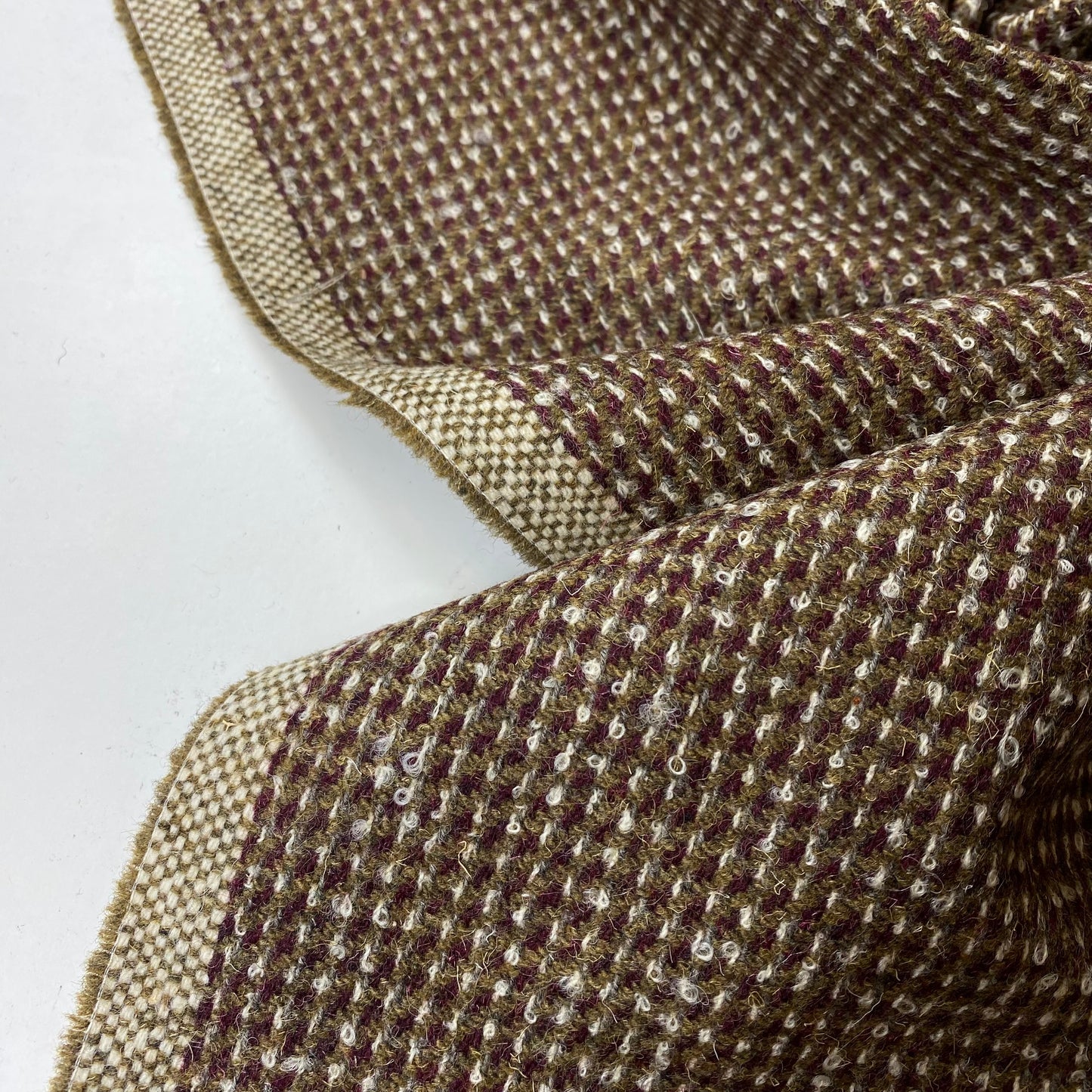 Granja verde y burdeos