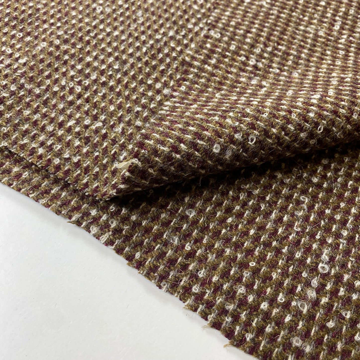 Granja verde y burdeos