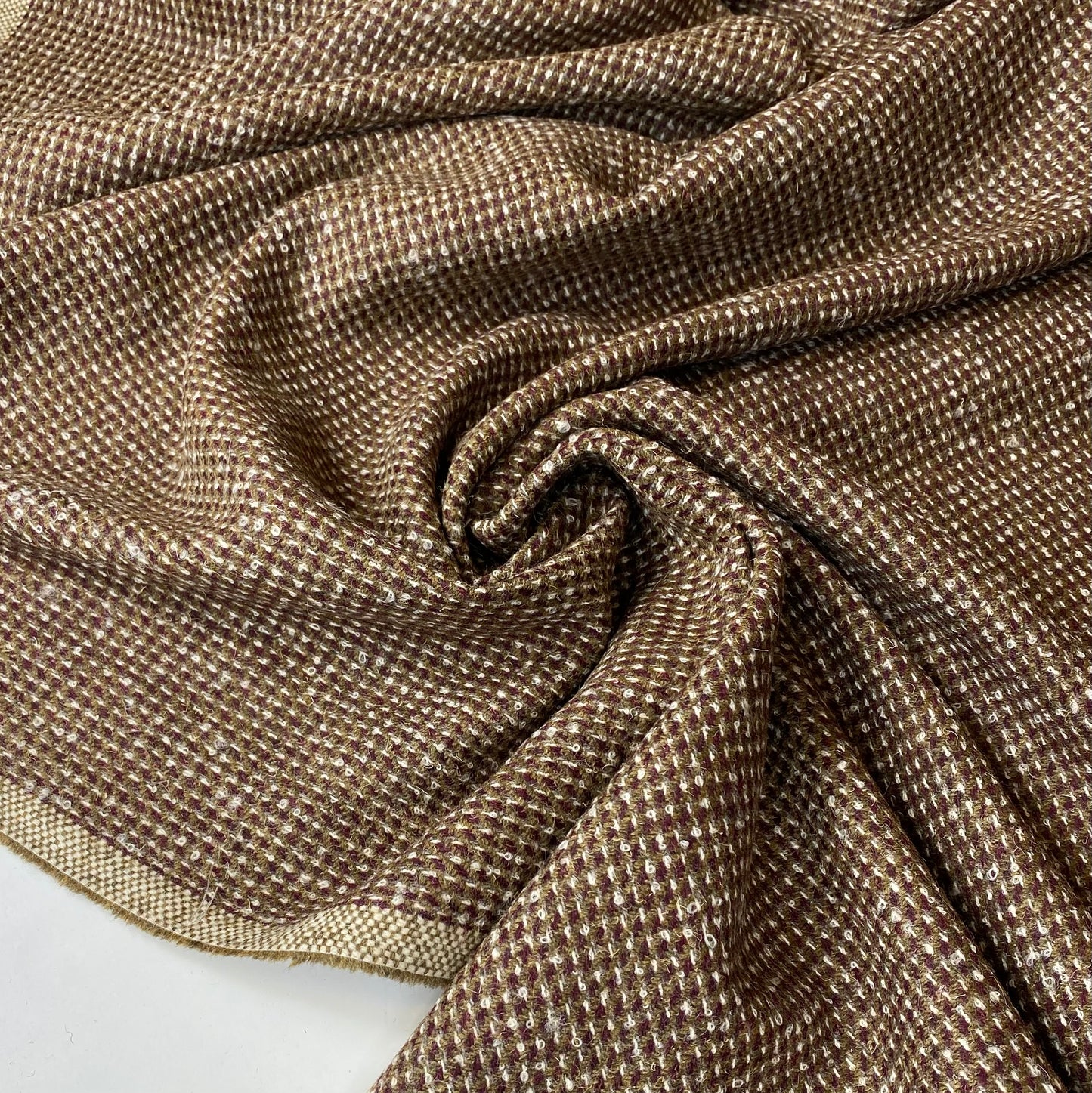 Granja verde y burdeos