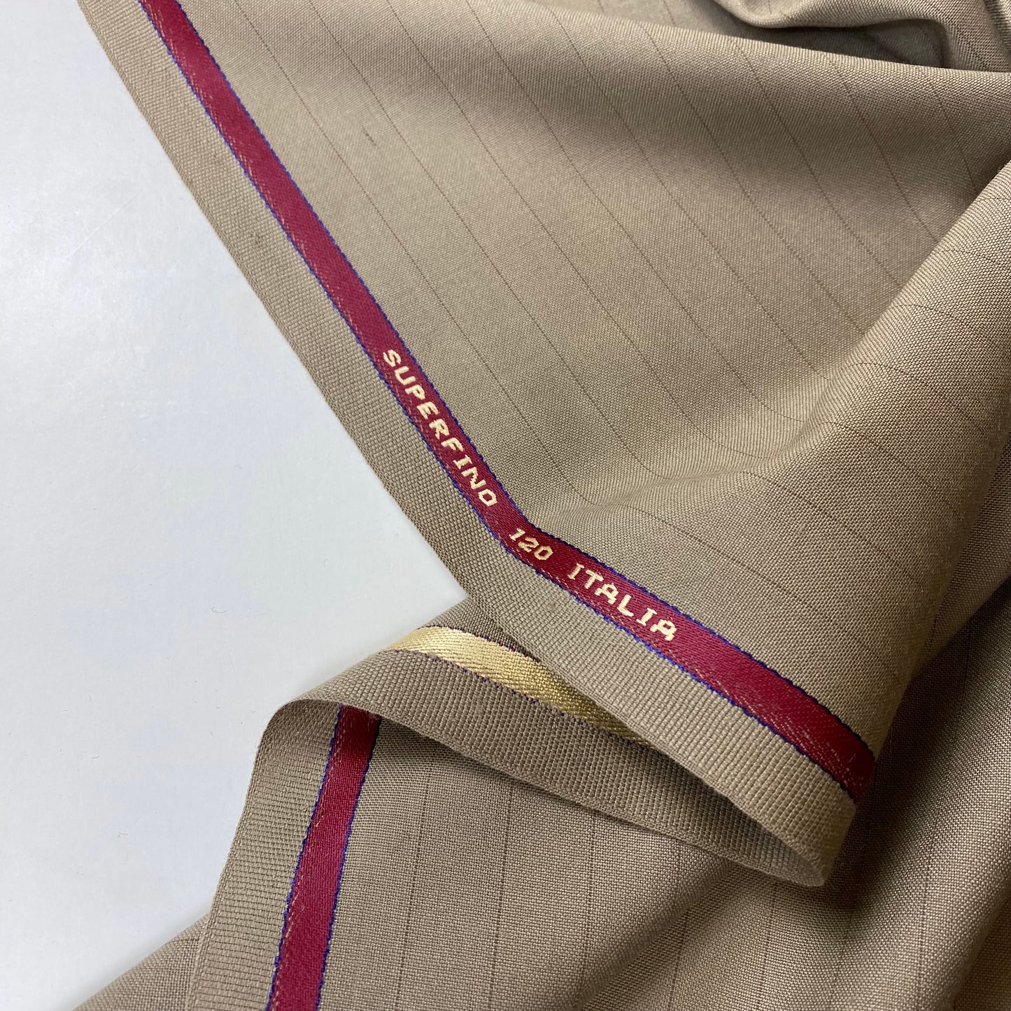 Tejido sastre de color beige oscuro con rayas.