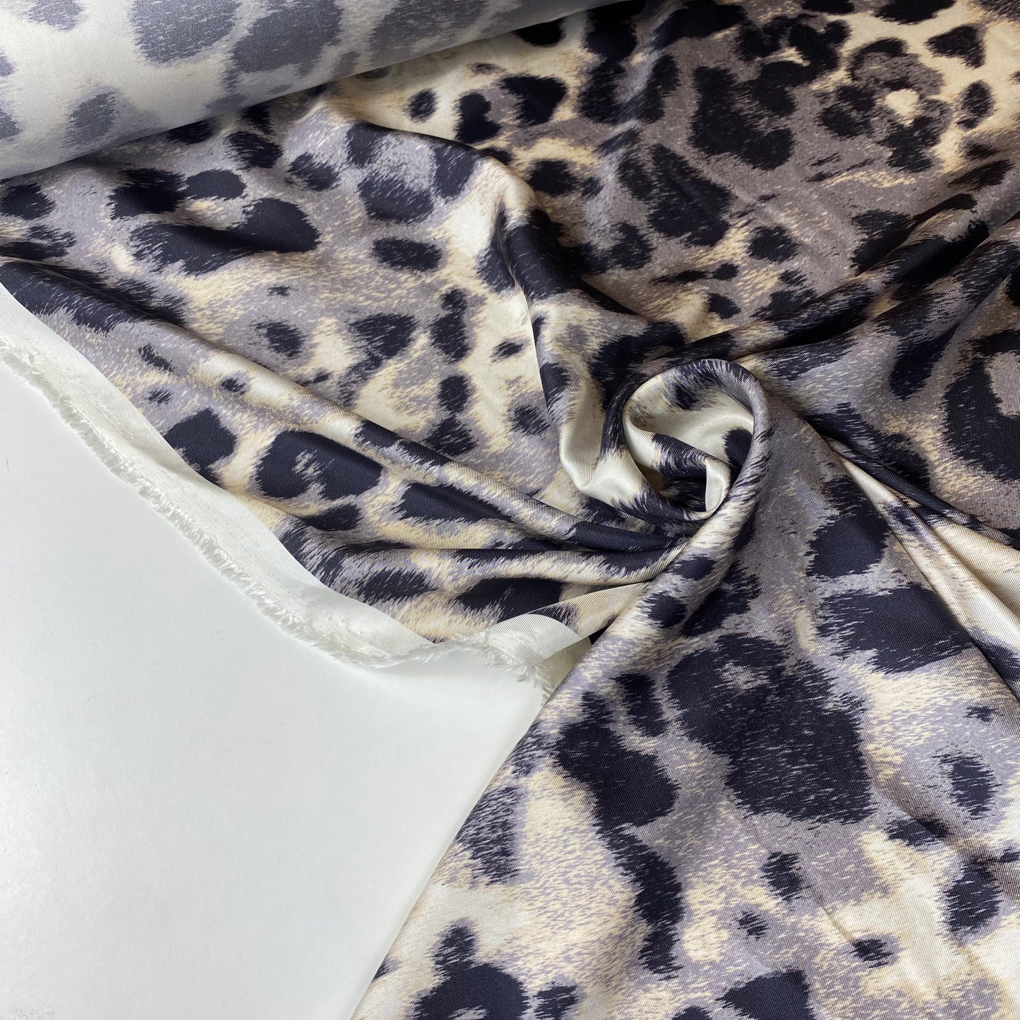 Seda color perla con lunares