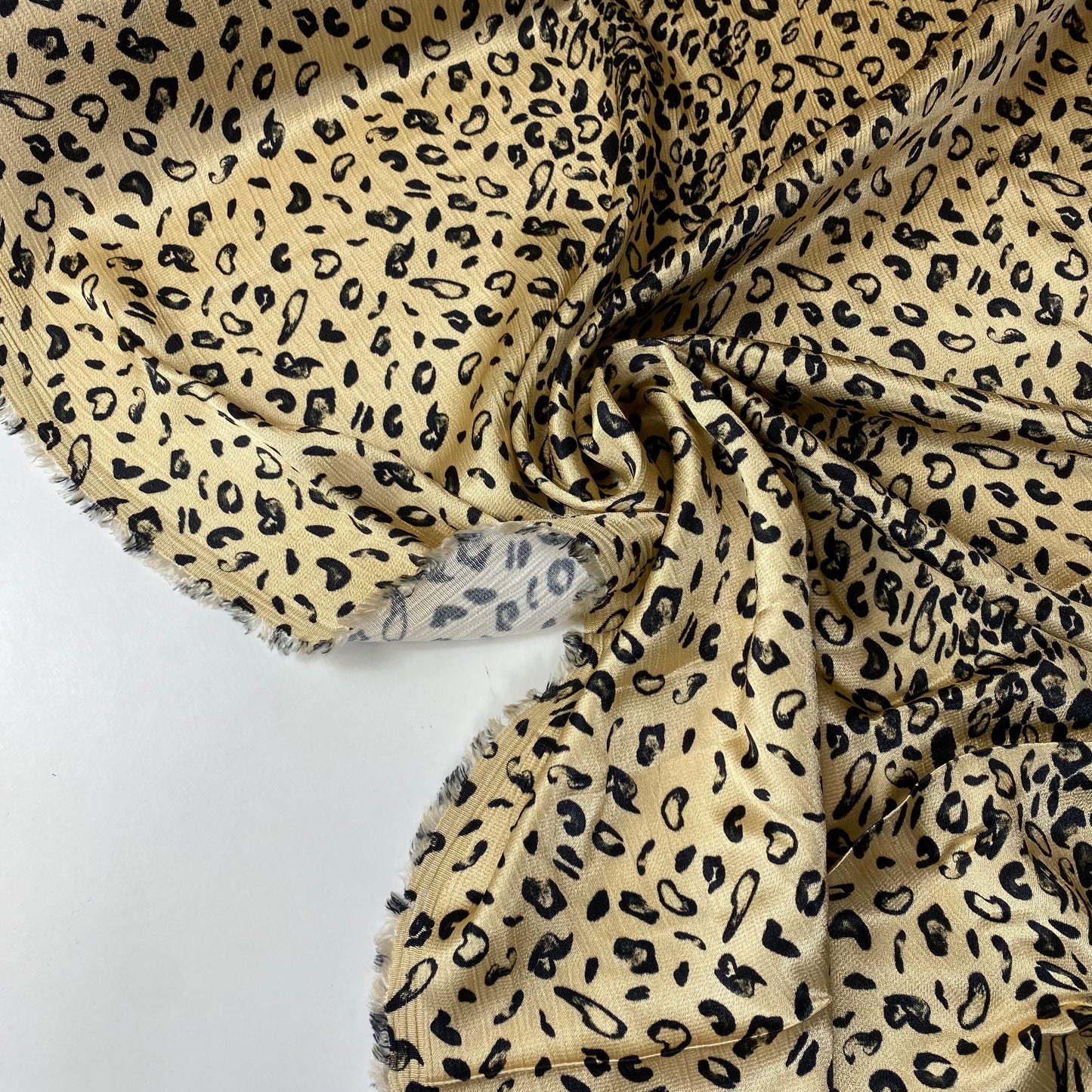 Sarga de satén dorado con lunares negros