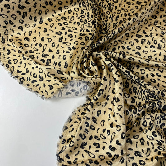 Sarga de satén dorado con lunares negros