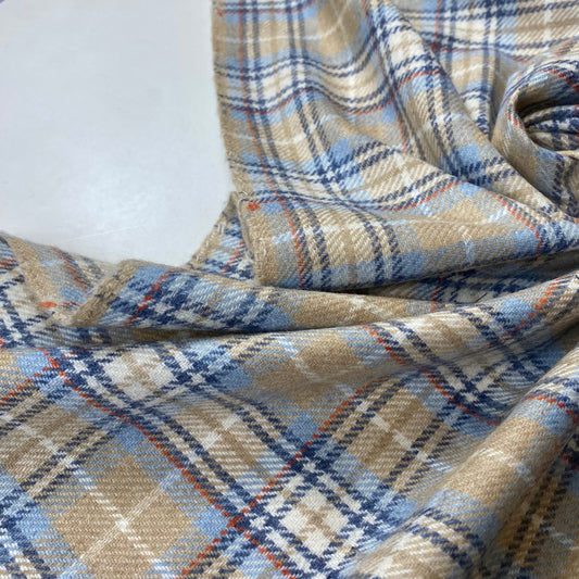 Tejido fino en tonos beige, celeste y rayas.