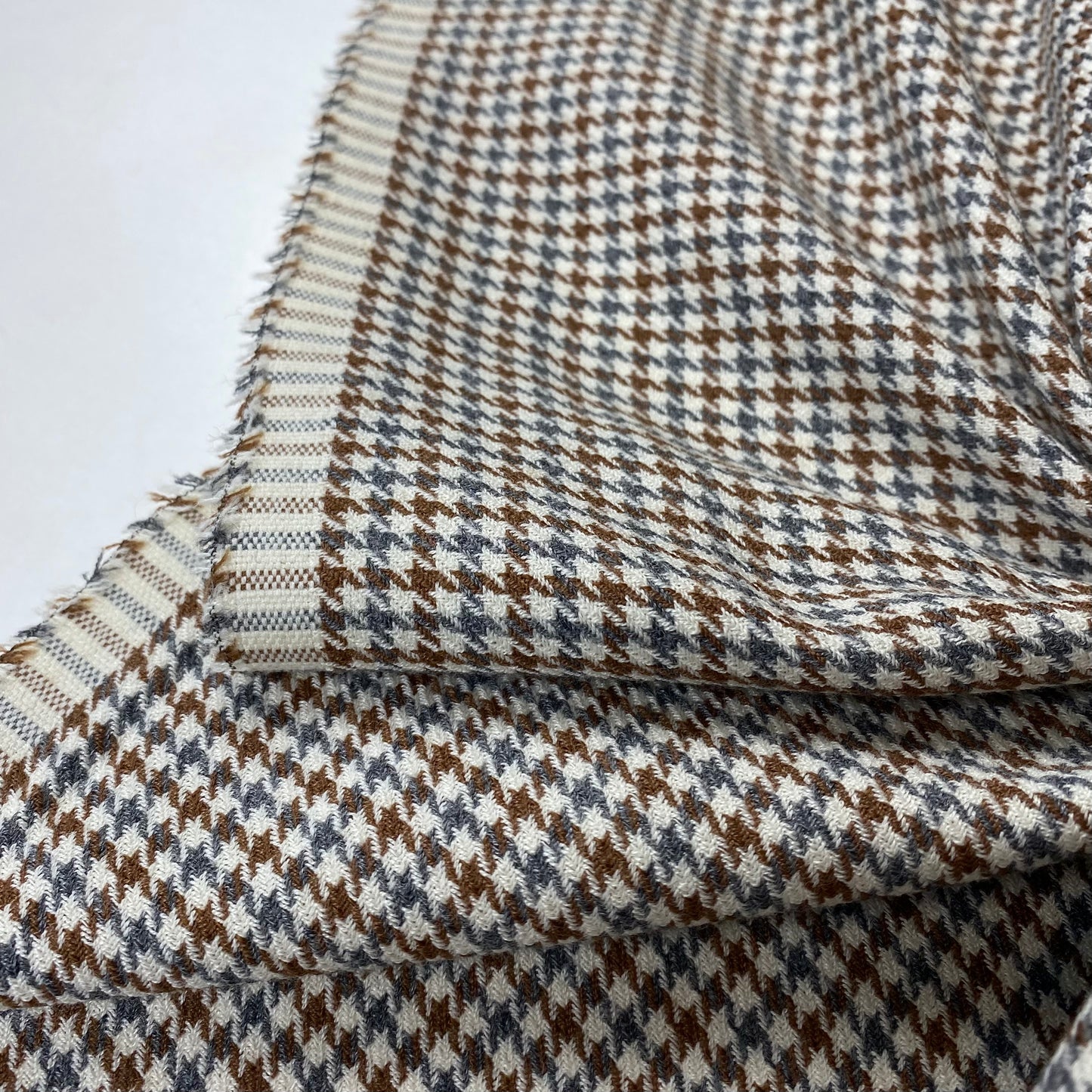 Preciosa casa de campo en tonos marrones y grises.