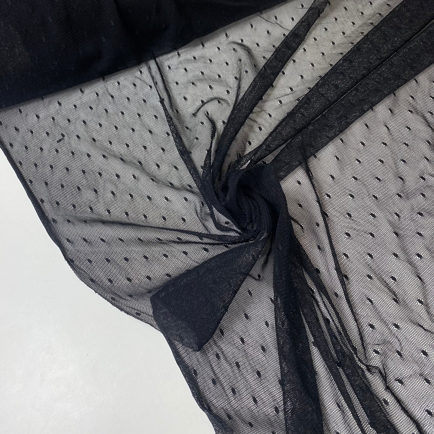 Tule preta com bolinhas