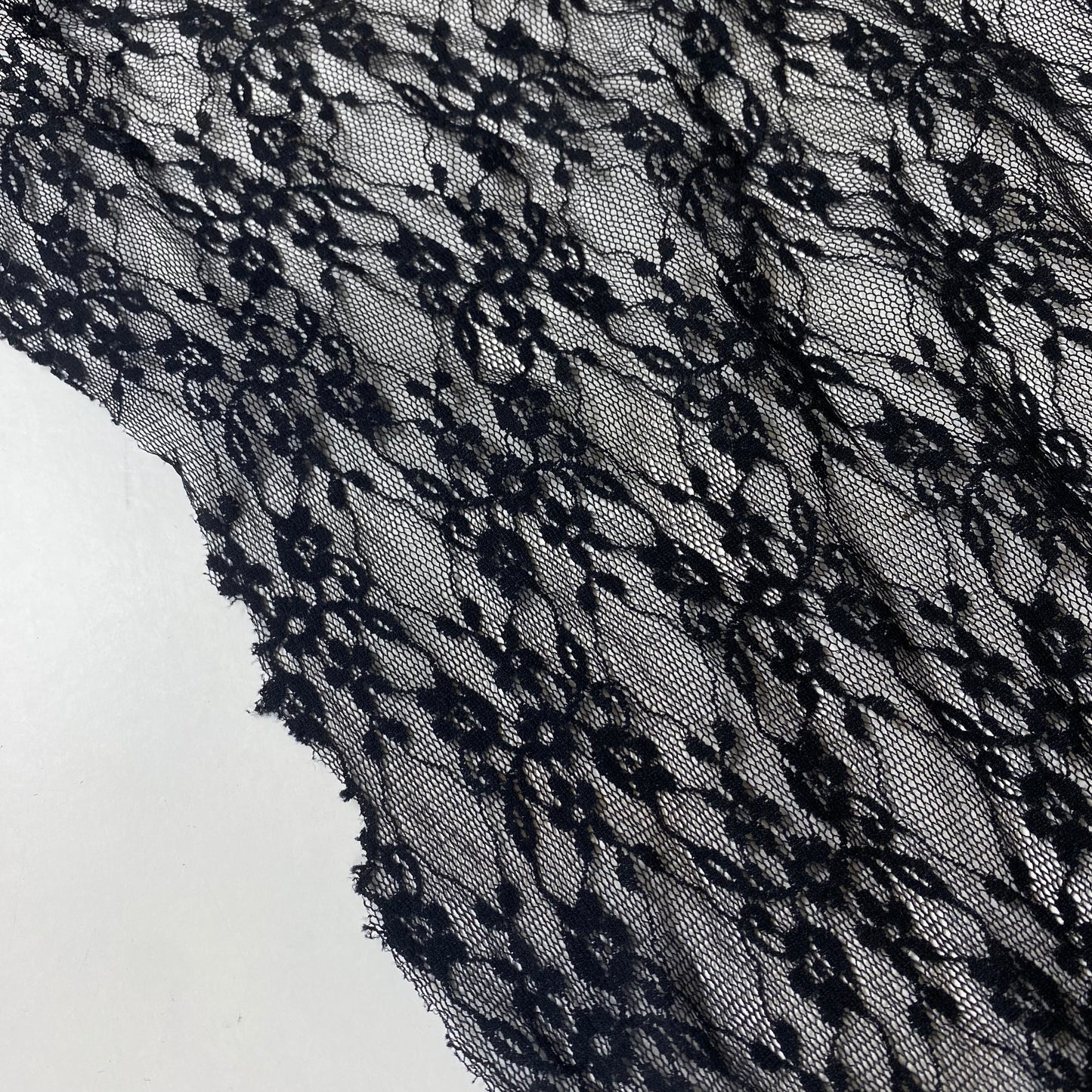 Renda preta com flores