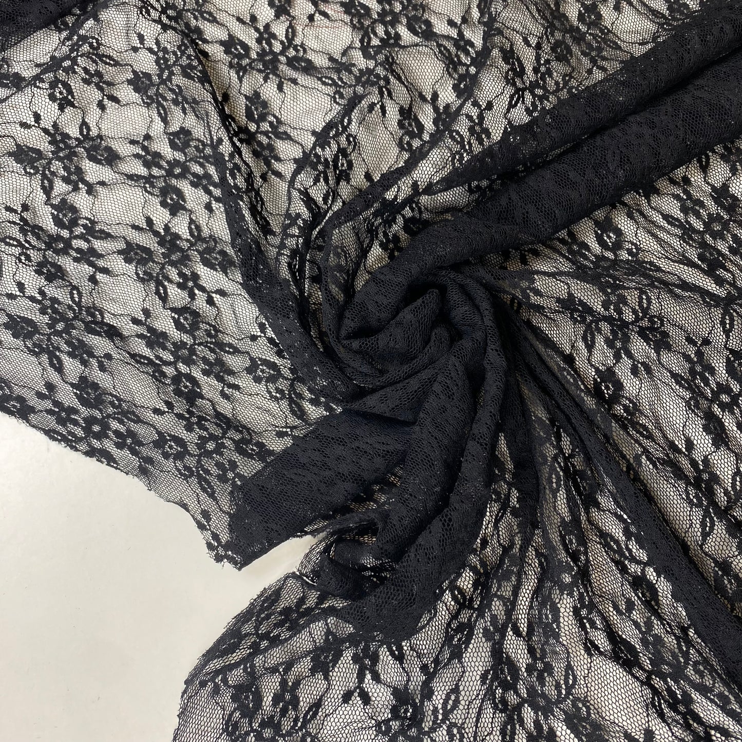 Renda preta com flores