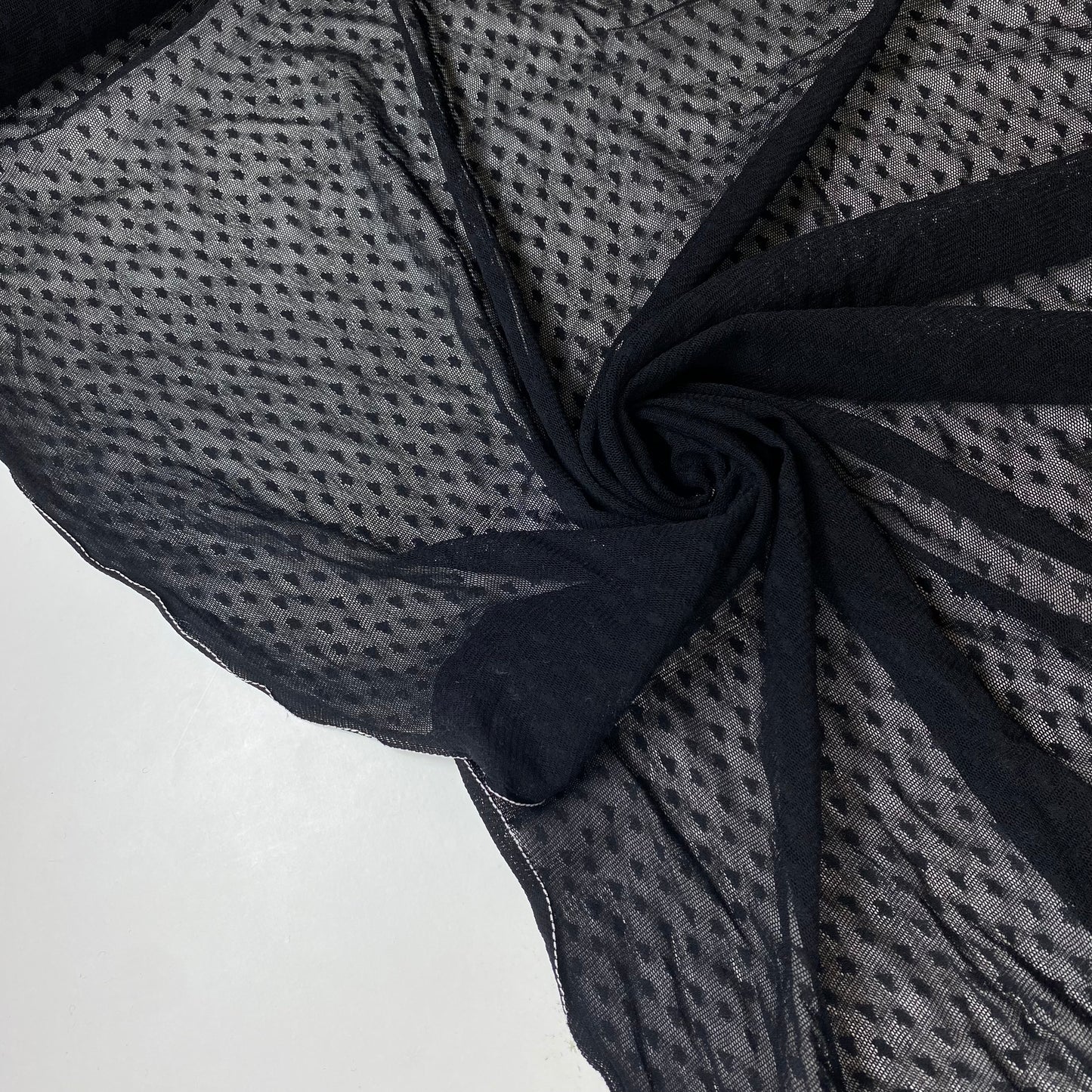 Tule preta com detalhes