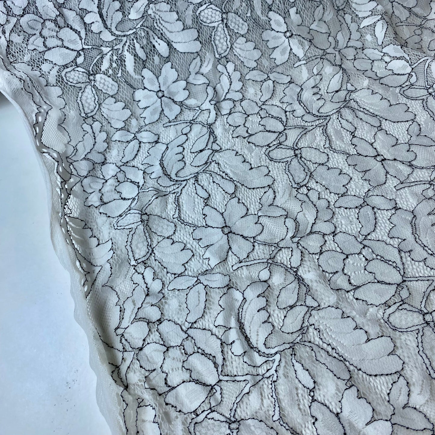 Renda flores brancas com rebordo preto