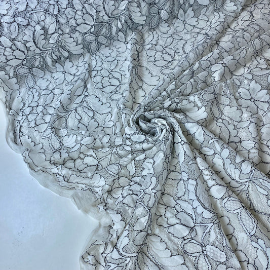 Renda flores brancas com rebordo preto