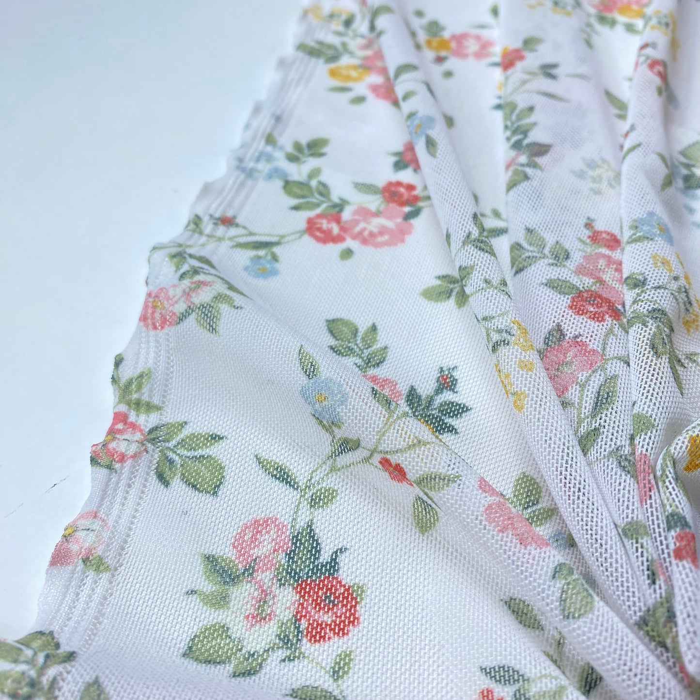 Tule branco com flores