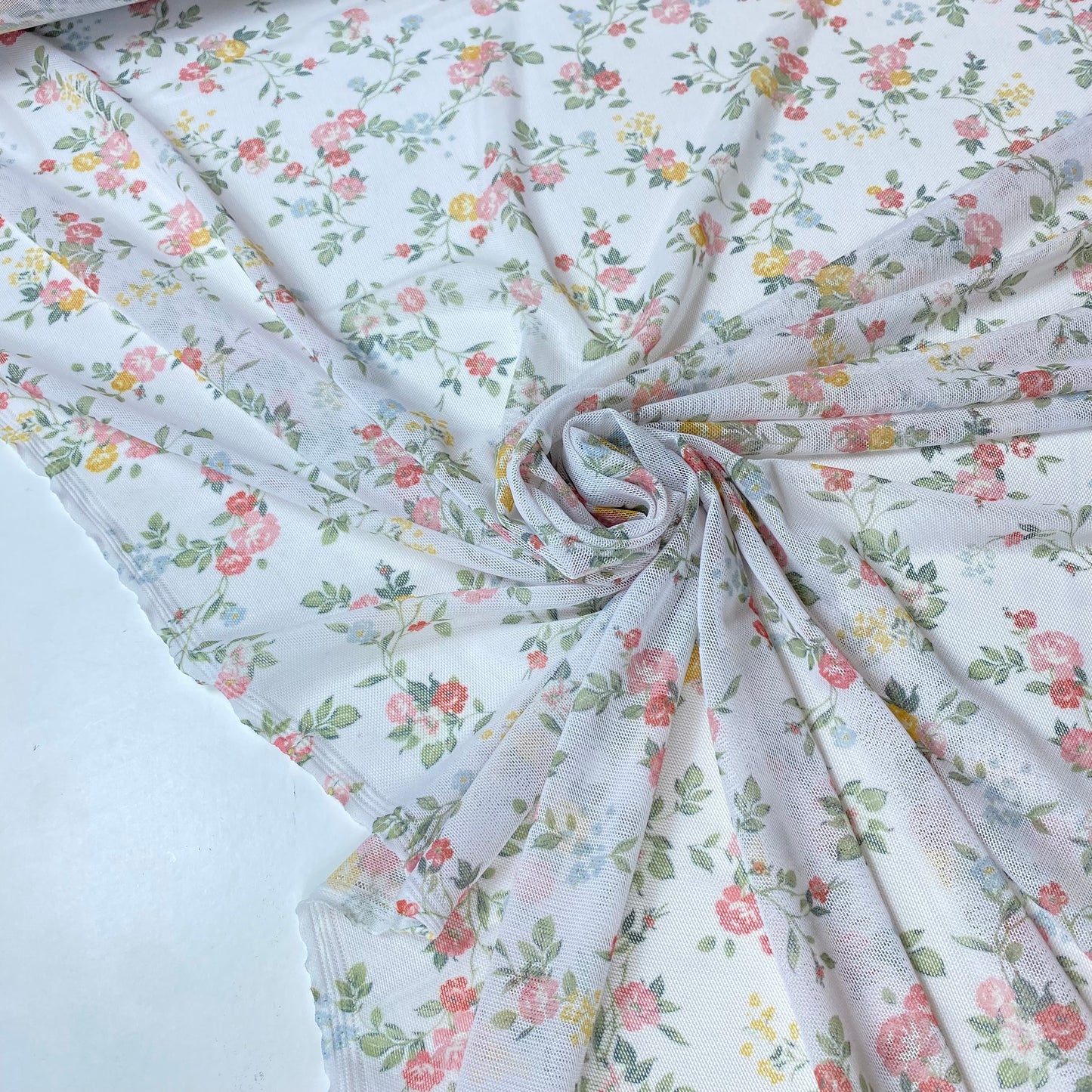 Tule branco com flores