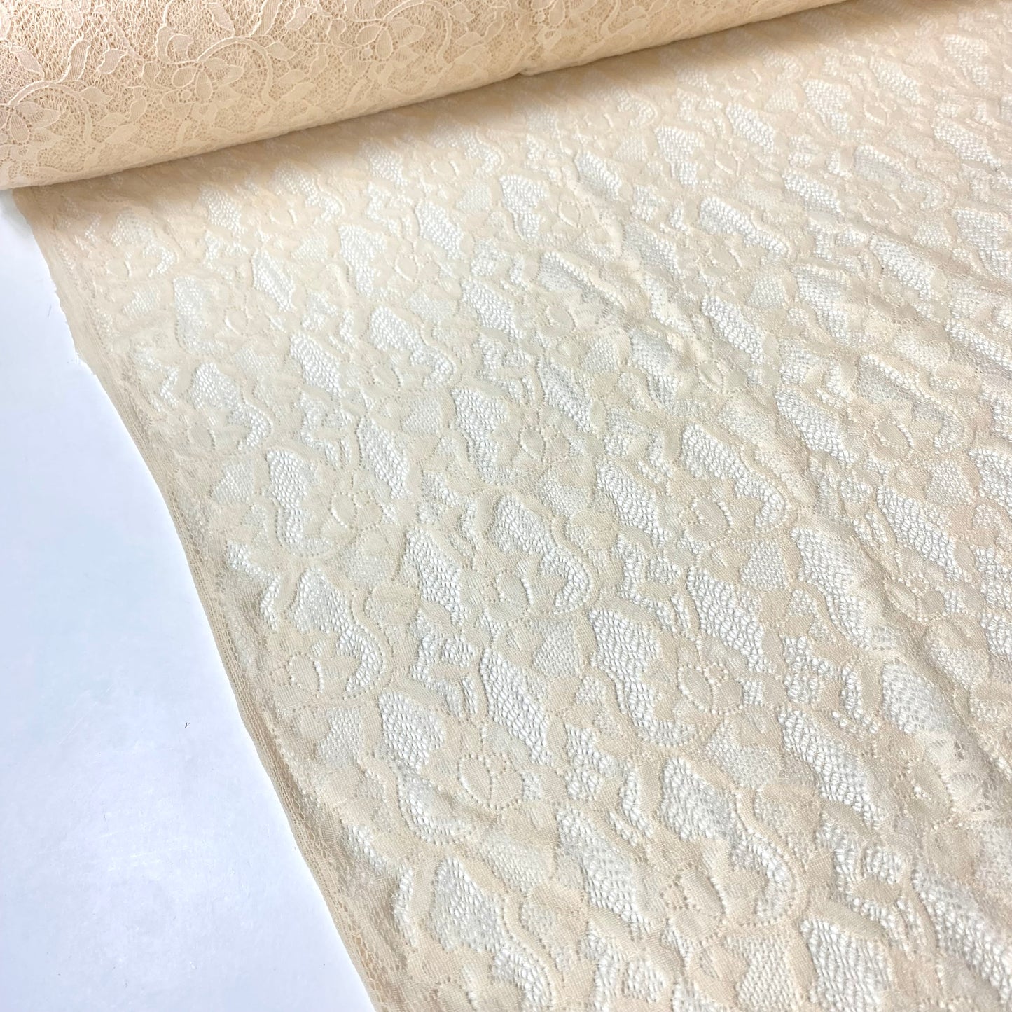 Renda pérola cru com flores