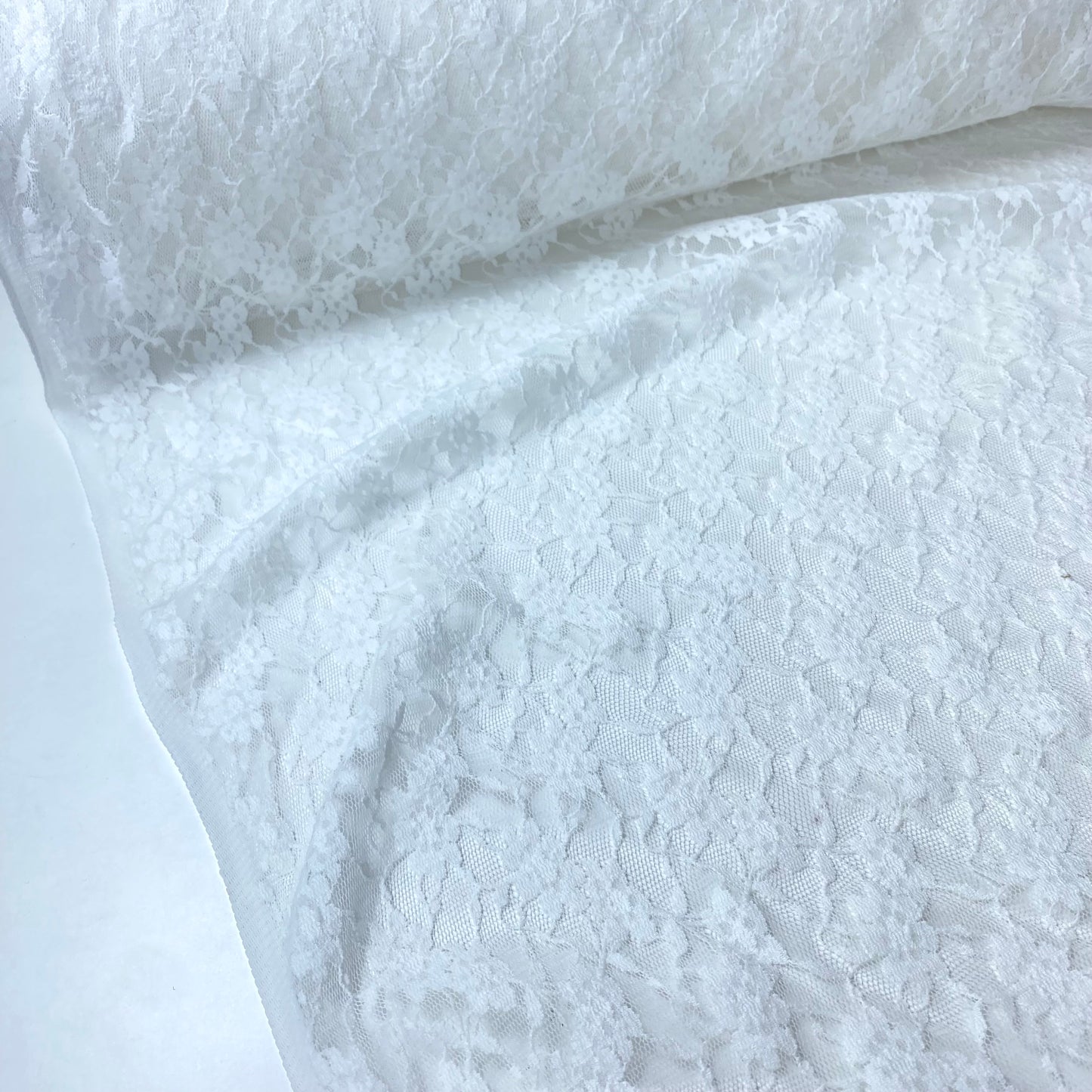 Renda branca com flores