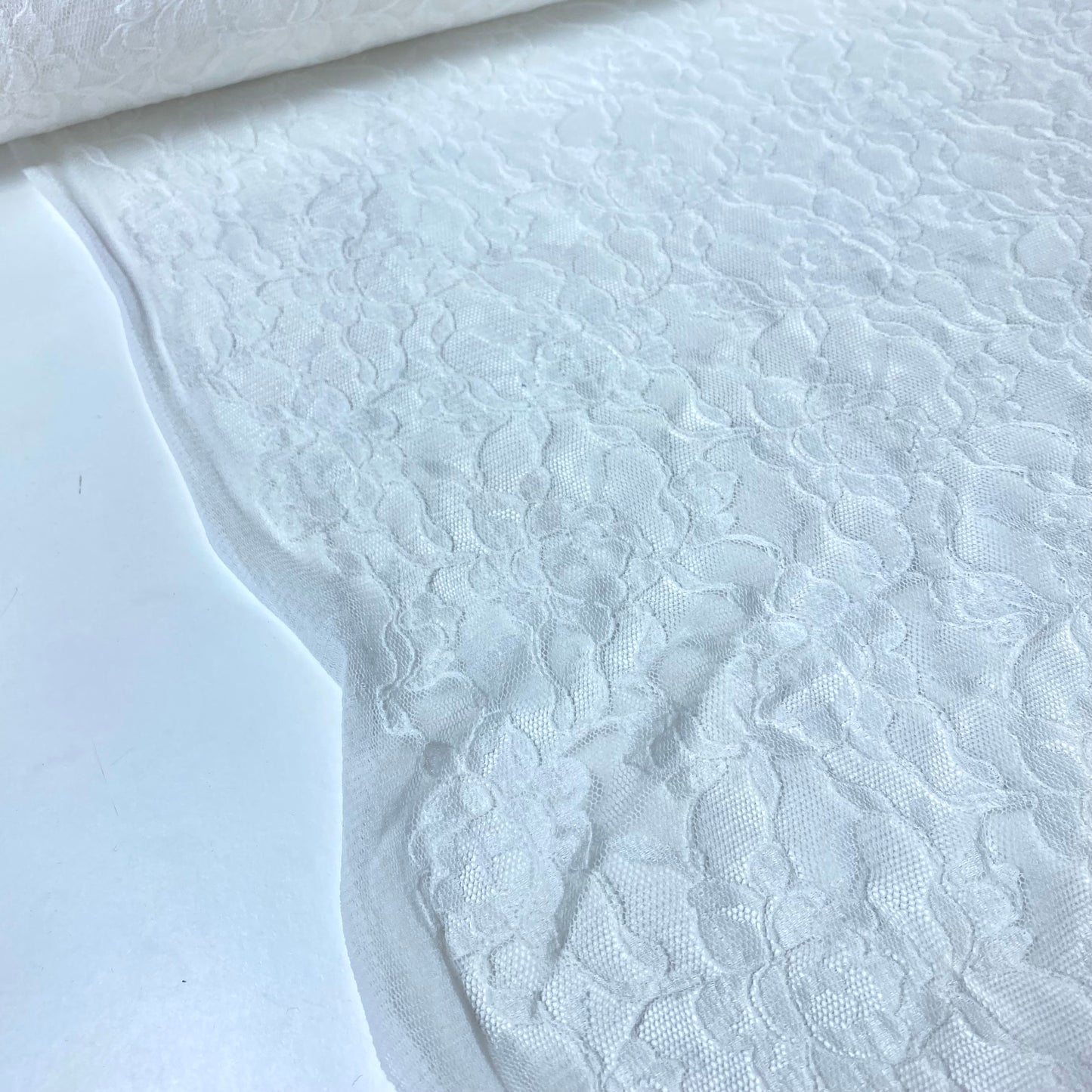 Renda branca com flores