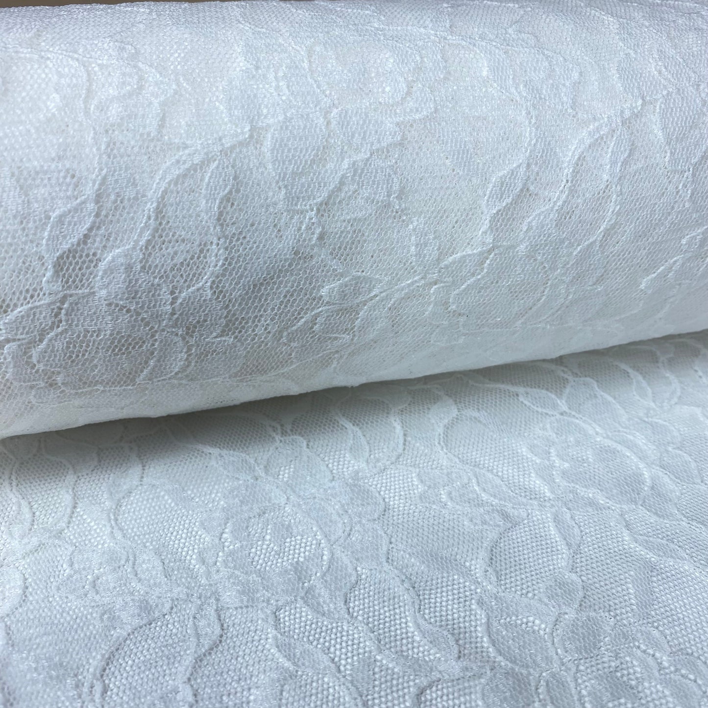 Renda branca com flores