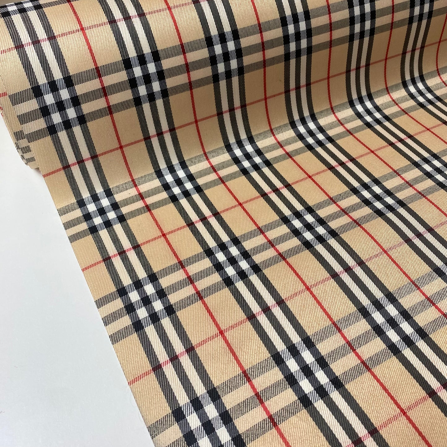 Tecido plastificado padrão Burberry