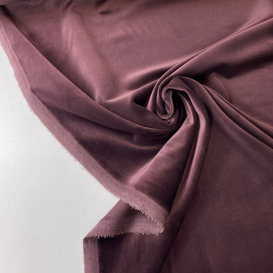 Veludo bordeaux tom acastanhado