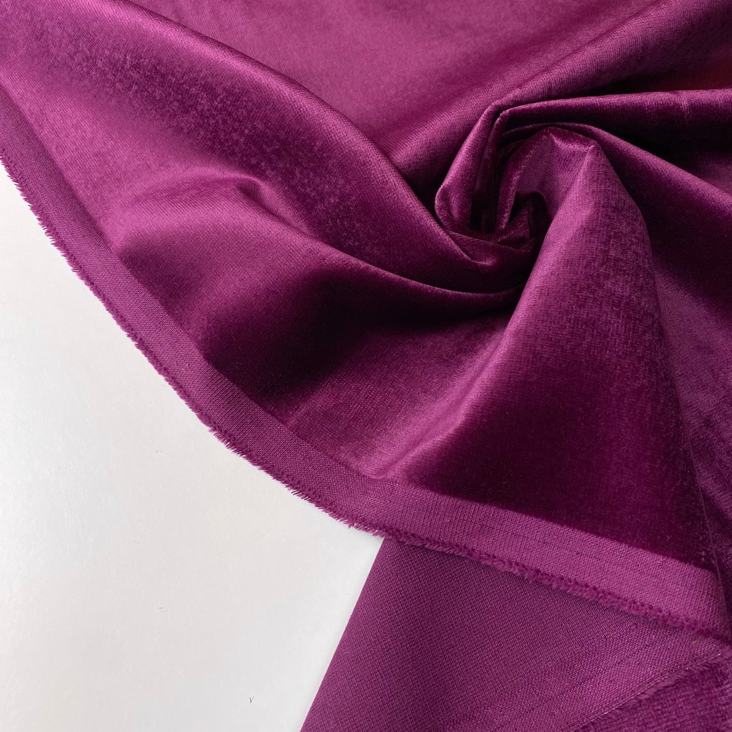 Tecido veludo violeta escuro