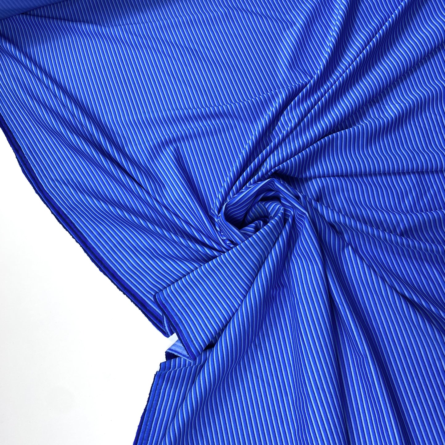 Lycra con rayas verticales azules y grises.