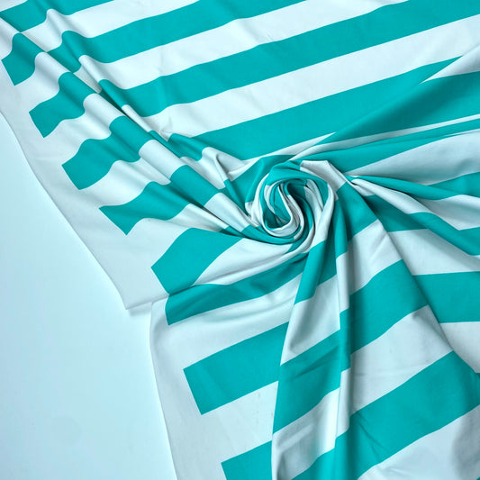 Tejido de punto de lycra con rayas horizontales verdes y blancas.