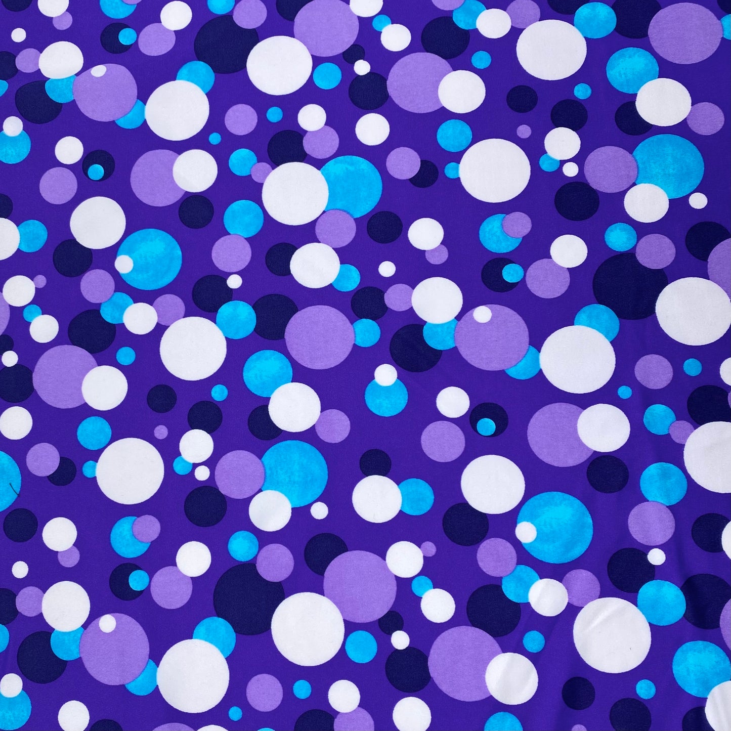 Lycra roxo, com bolas brancas, lilás e azul