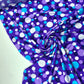 Lycra roxo, com bolas brancas, lilás e azul