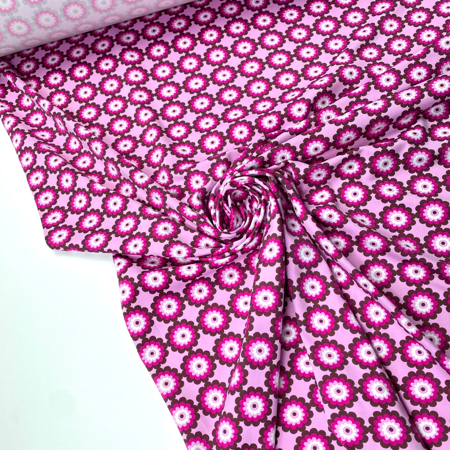 Malha lycra fundo rosa flores rosa e roxo