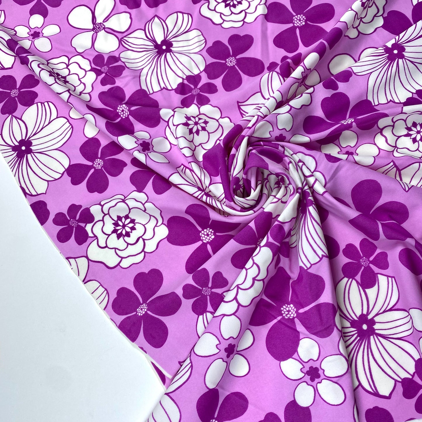 Lycra fundo rosa bebé, flores violeta e branca