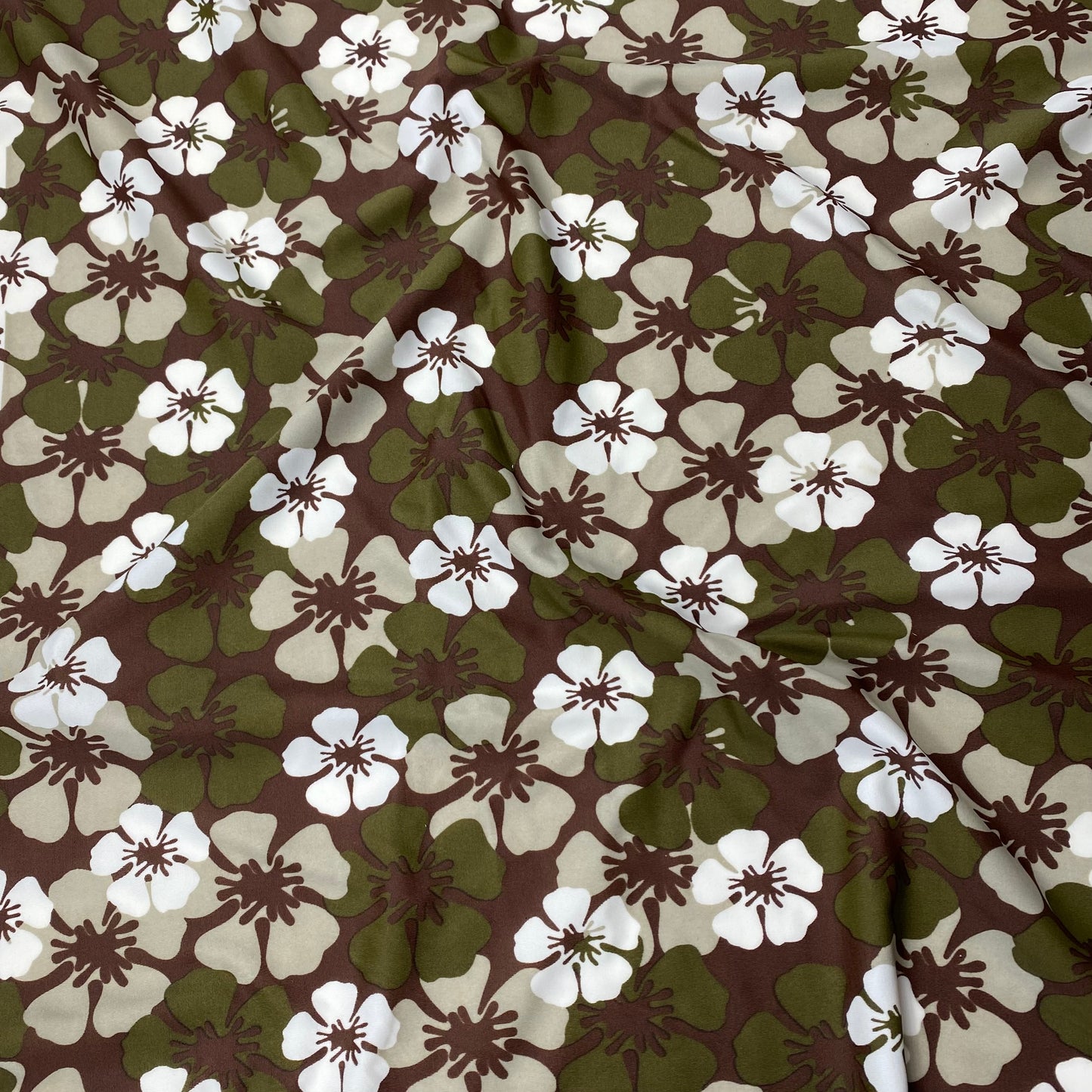 Fondo de lycra marrón, flores beige y verde militar.