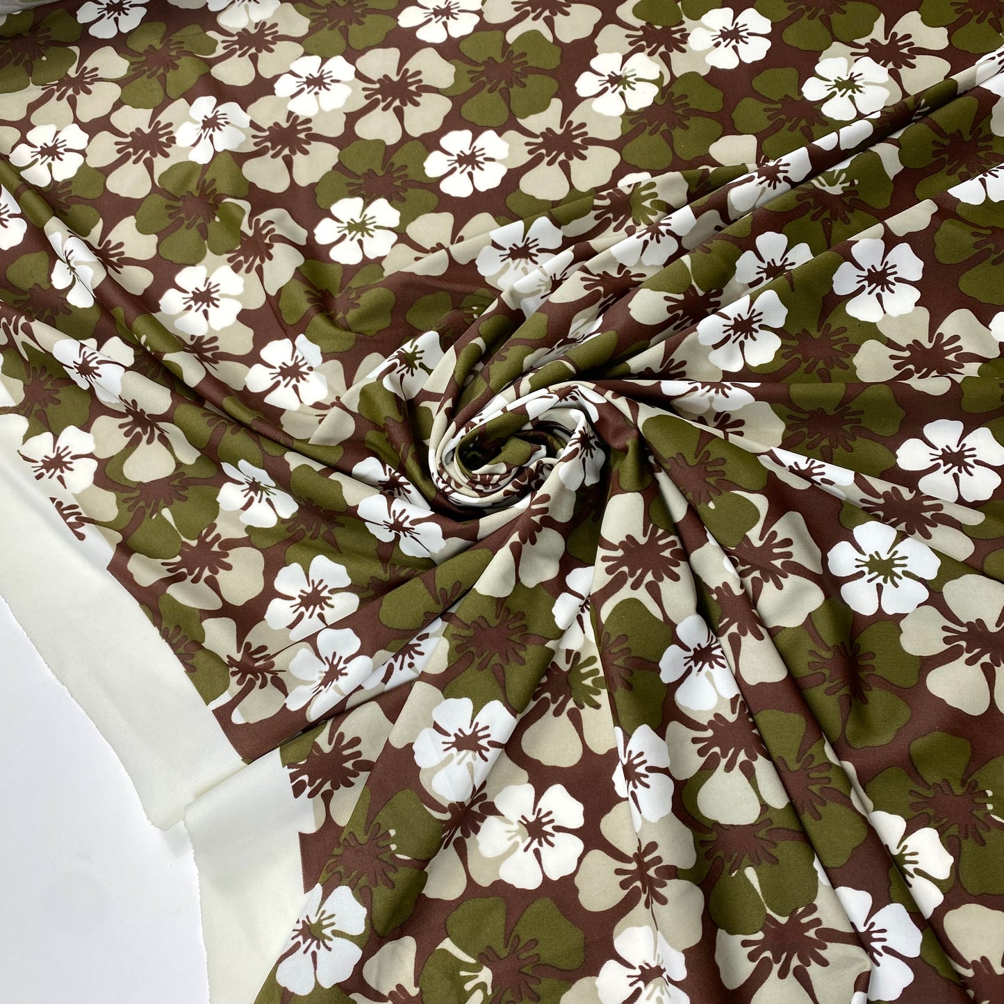 Fondo de lycra marrón, flores beige y verde militar.