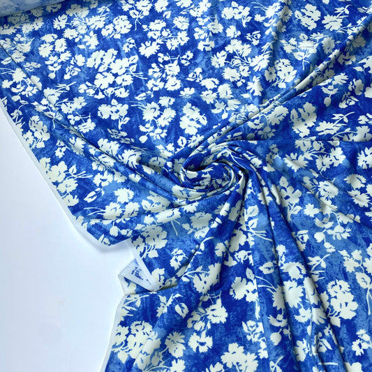 Tela de lycra azul con flores blancas