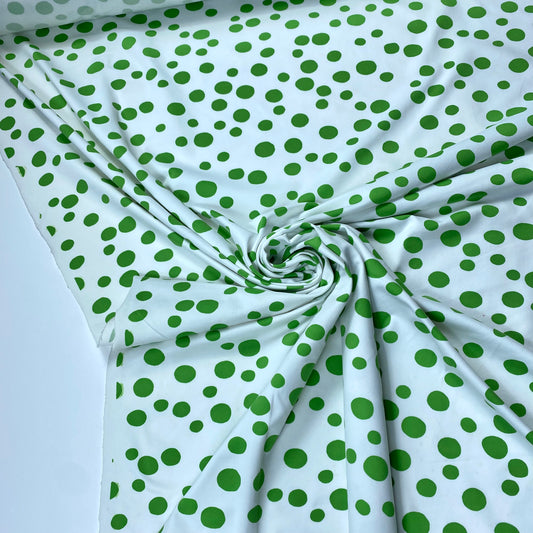 Tejido de malla de lycra de color blanco con rayas verdes.