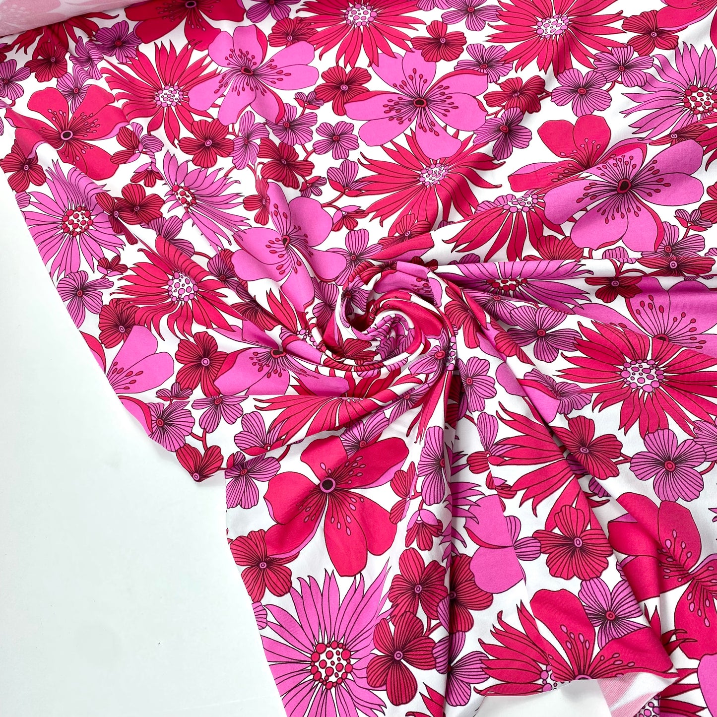 Tela de lycra blanca con flores rosas