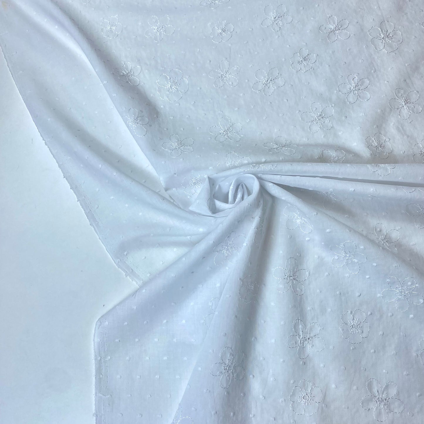 Plumeti branco com flores bordadas