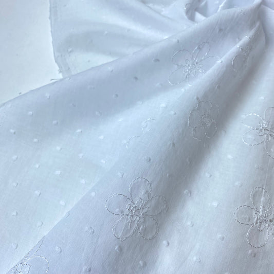 Plumeti branco com flores bordadas