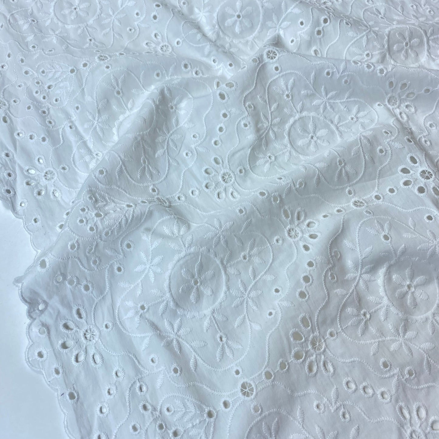 Bordado inglês branco