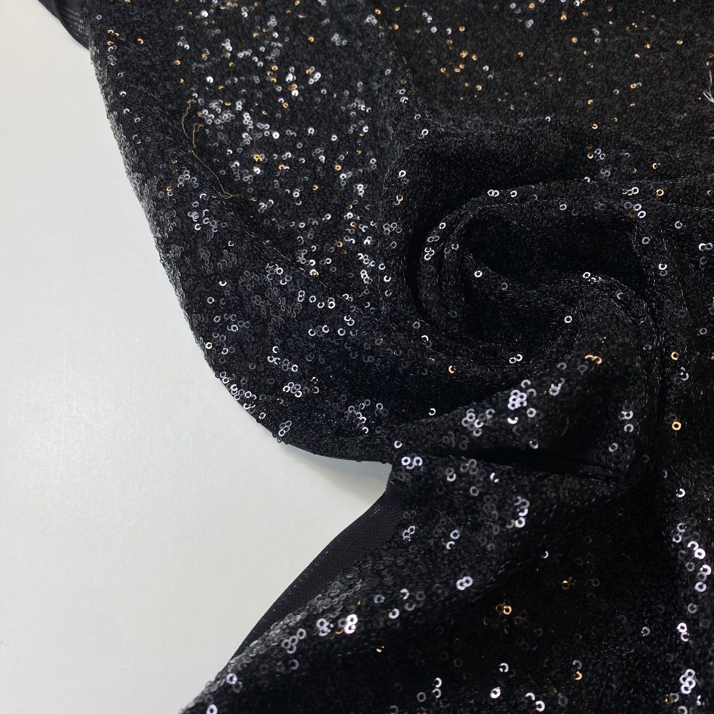 Tule preto com lantejoulas