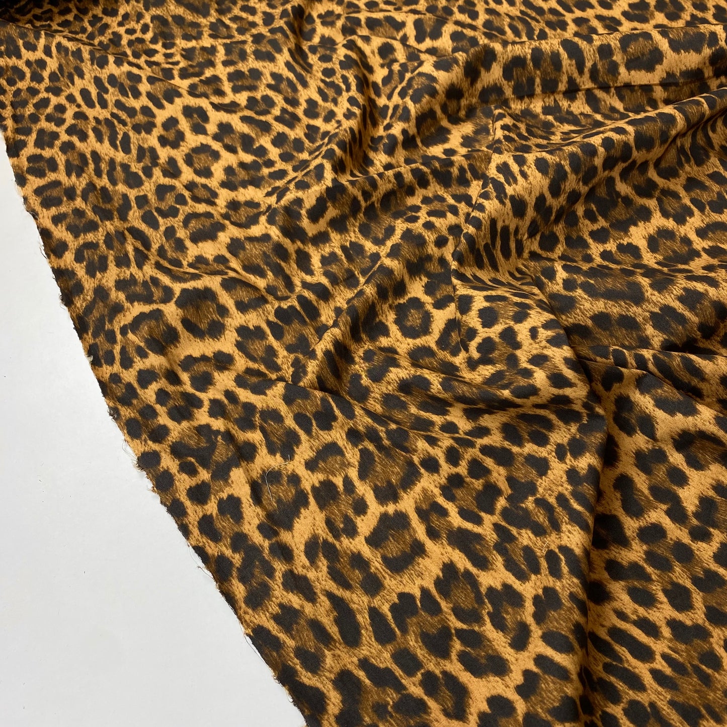 Popeline leopardo preto e dourado