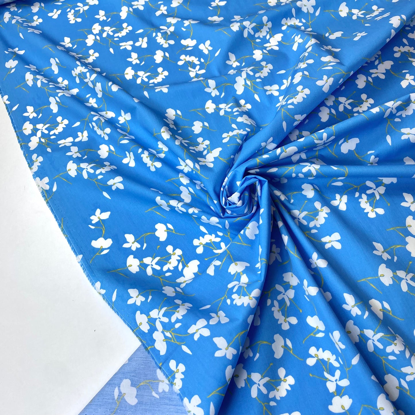 Popeline azul céu com flores