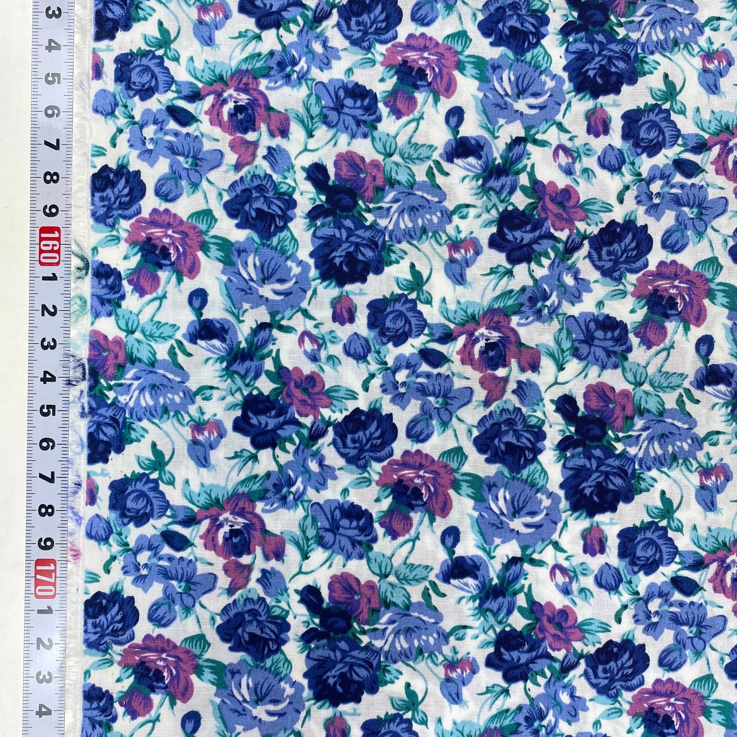 Popelina estampada floral en tonos azules y morados