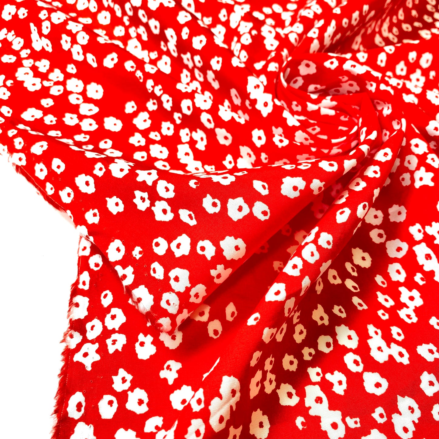 Popelina roja con flores blancas