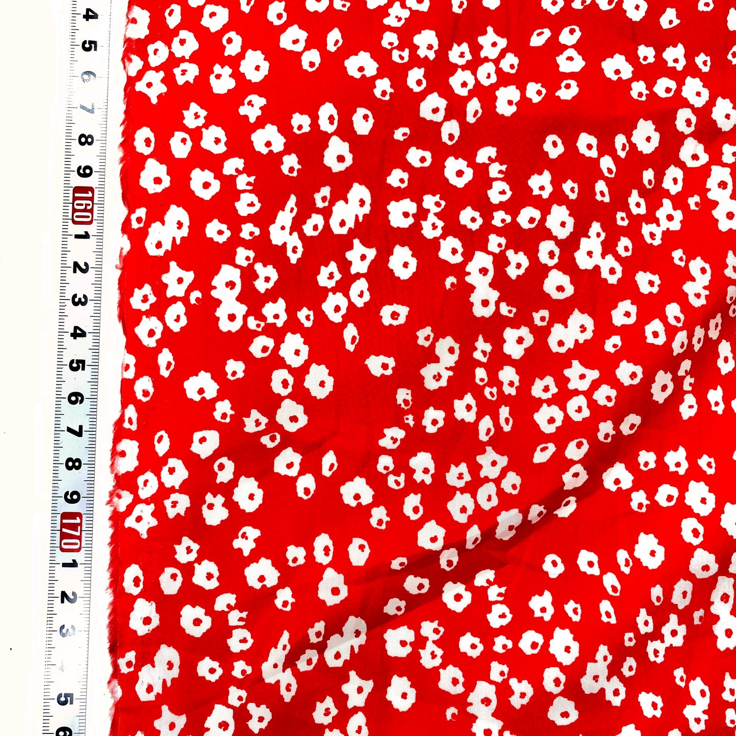 Popelina roja con flores blancas