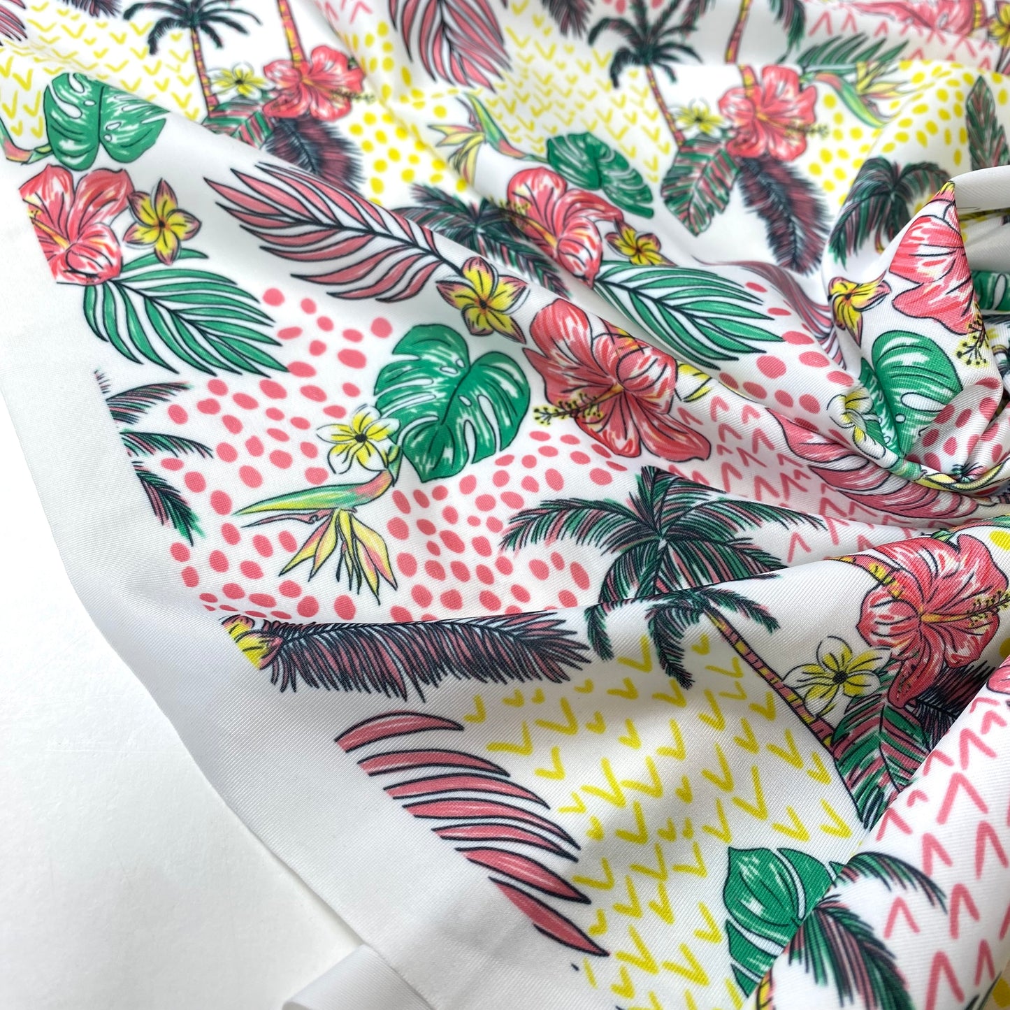 Lycra Carvico Com Padrão Tropical