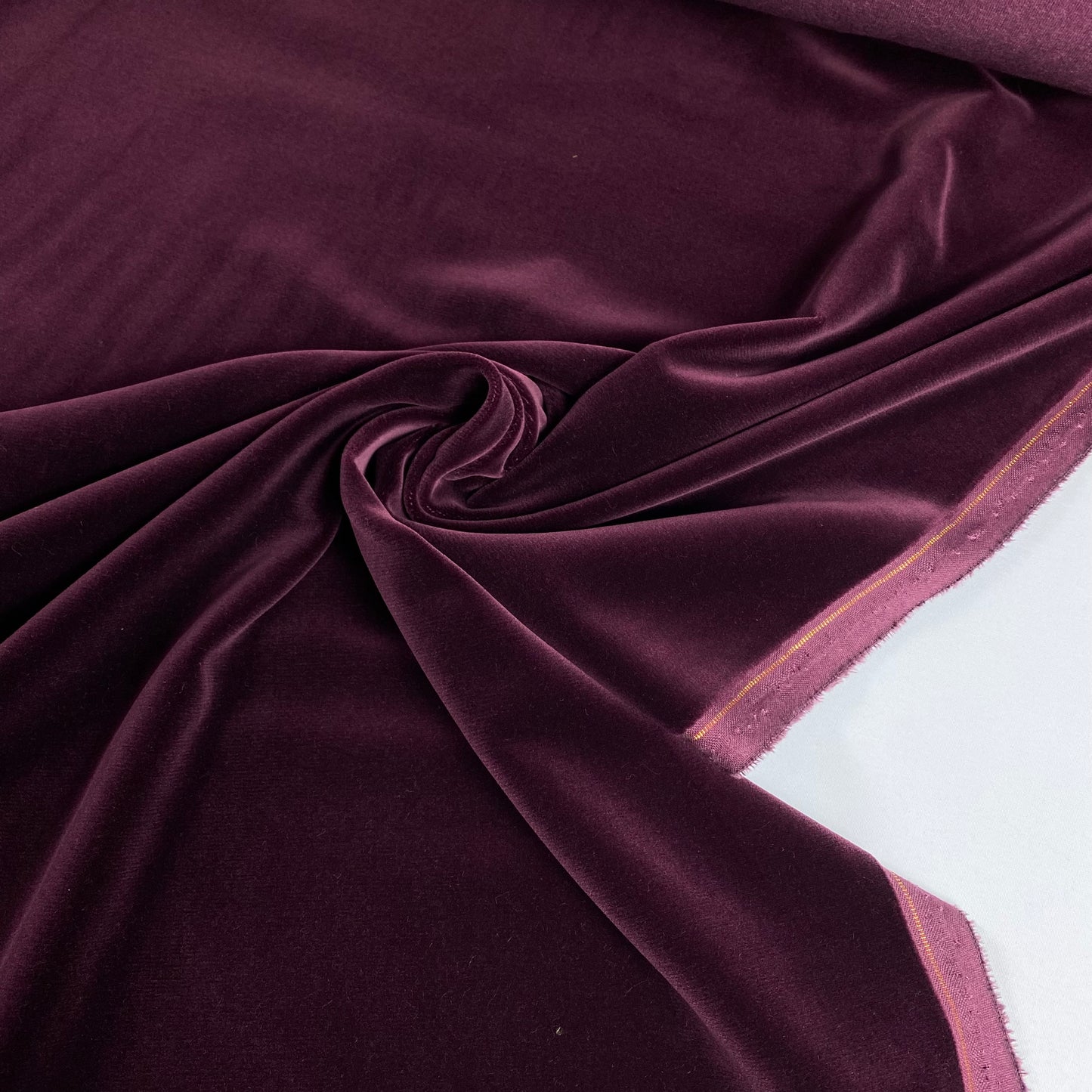Terciopelo 100% algodón en color burdeos.
