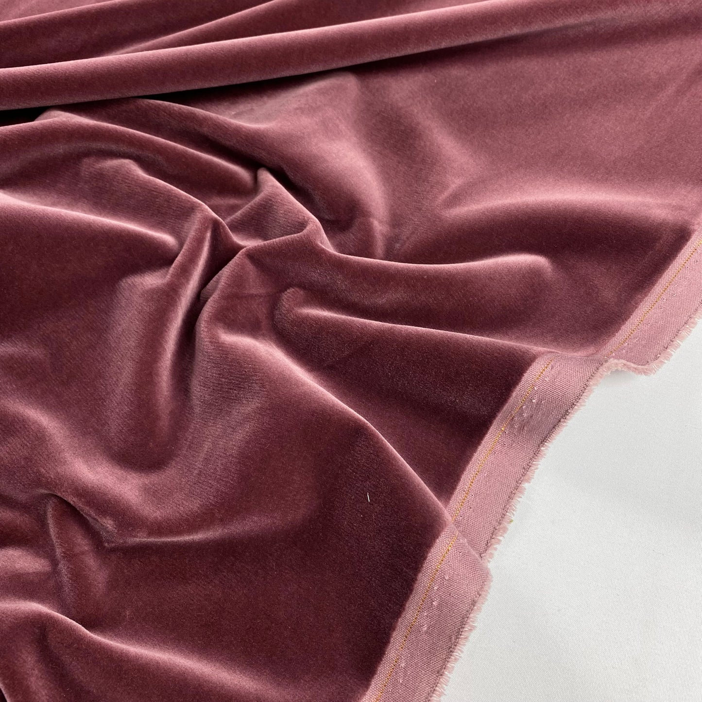 Terciopelo 100% algodón, color rosa viejo.
